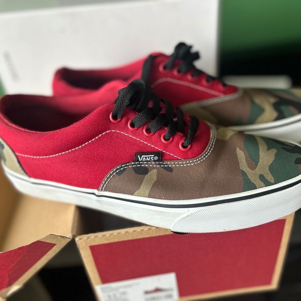 Size Men’s size 9.5 Camo Sneaker